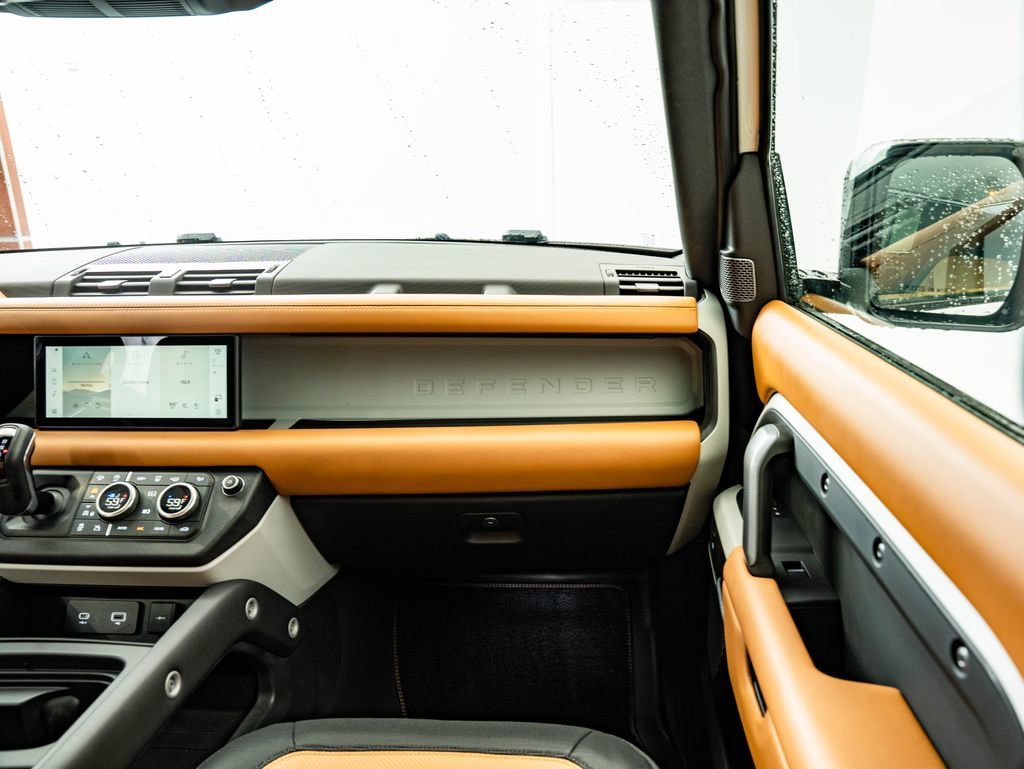 Used 2024 White Land Rover X-Dynamic SE image 47