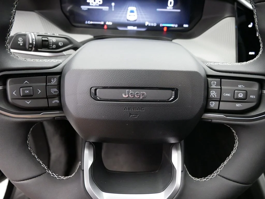 New 2026 Diamond Black Crystal Pearlcoat Jeep Laredo image 21