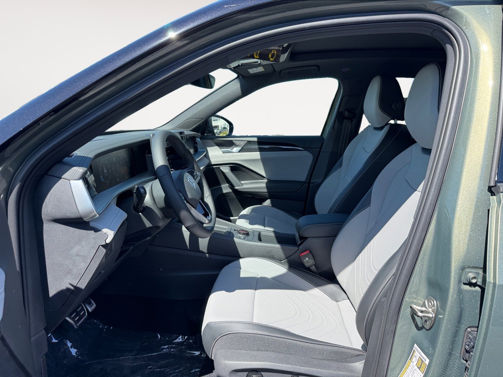 New 2026 Avocado Green W/Deep Black Roof Volkswagen SE R-Line Black image 10