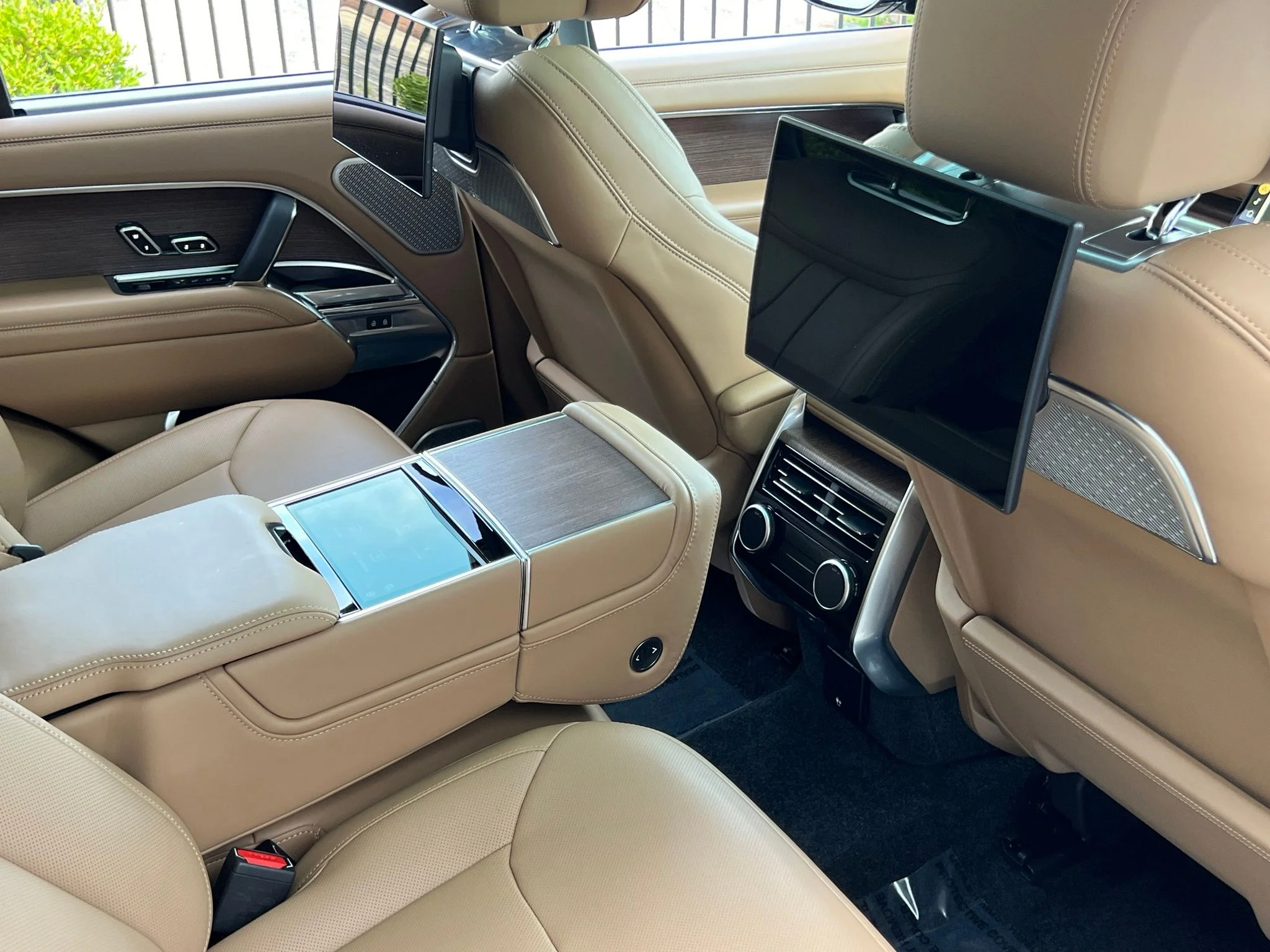 Used 2025  Land Rover Autobiography image 48
