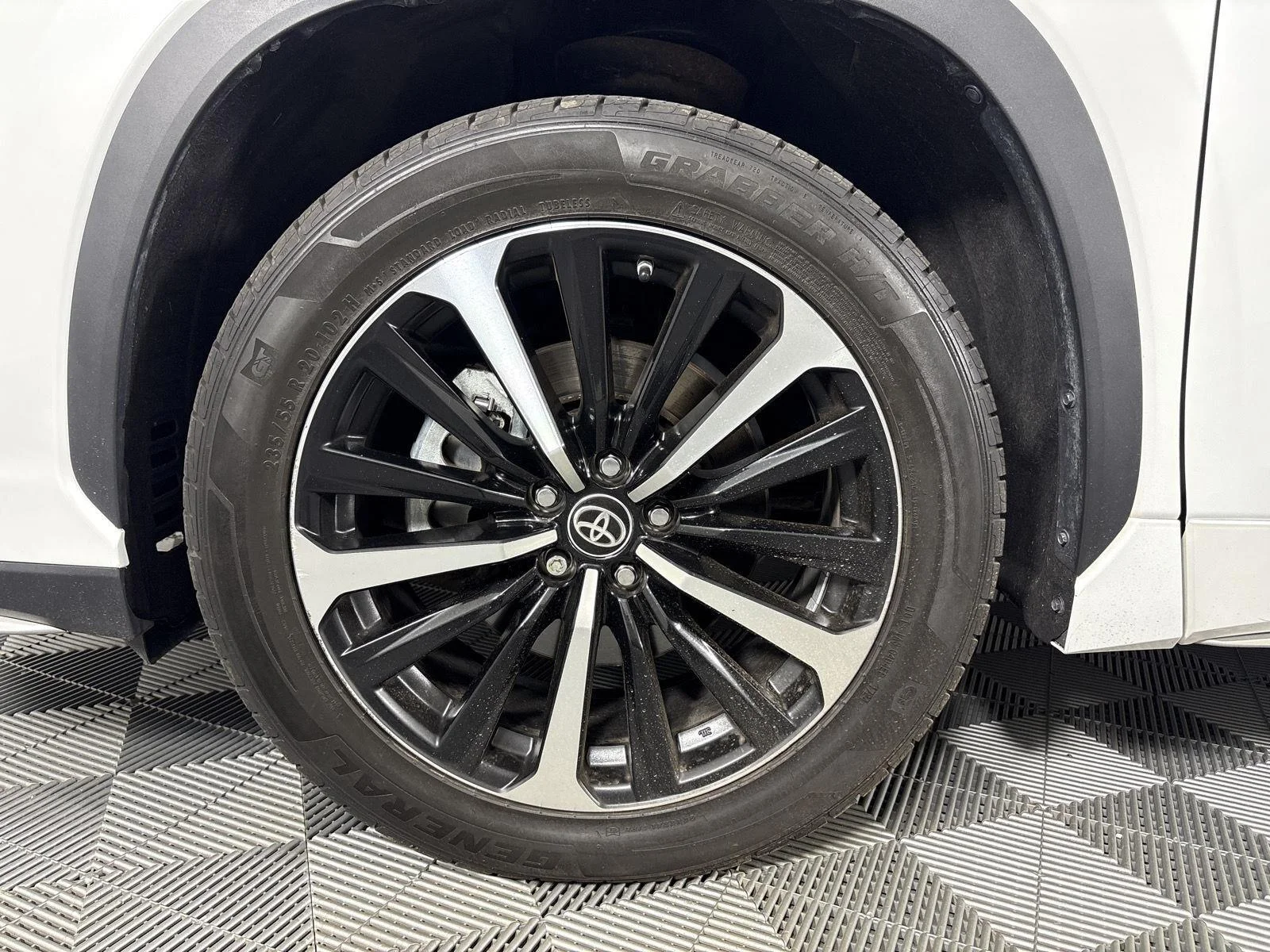 Used 2022 Wind Chill Pearl Toyota XSE image 4