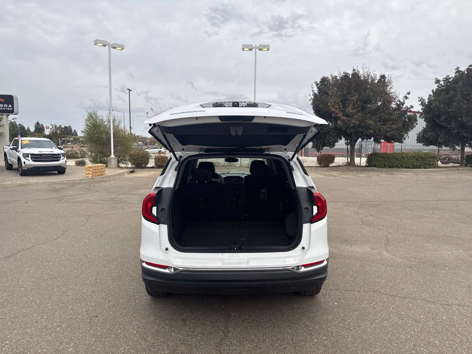 Used 2019 SUMMIT WHITE GMC SLT image 24