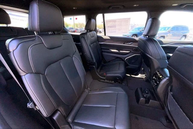 New 2026 Diamond Black Crystal Pearl-Coat Exterior Paint Jeep Limited image 27