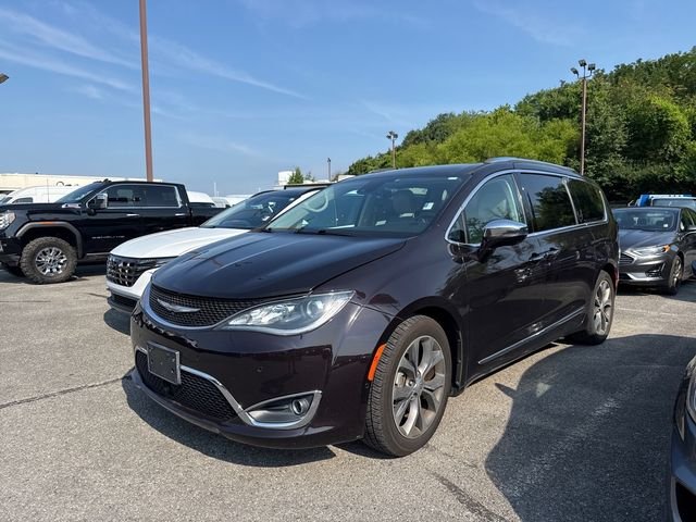 2017 Chrysler Pacifica Limited's photo