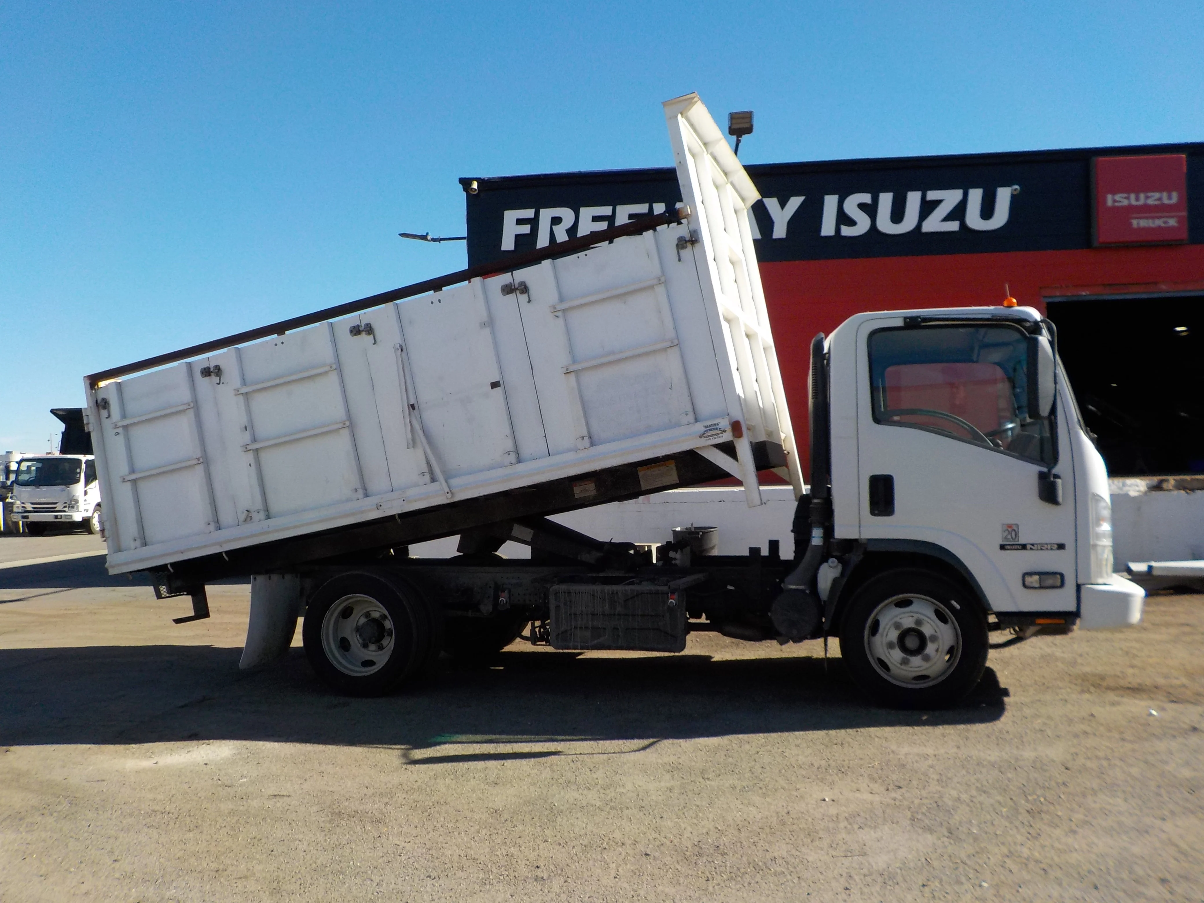 2018 Isuzu NRR's photo