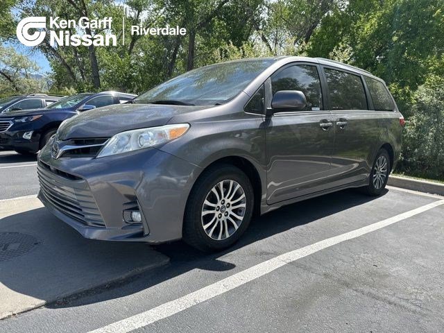 2018 Toyota Sienna XLE V6 8-Passenger's photo