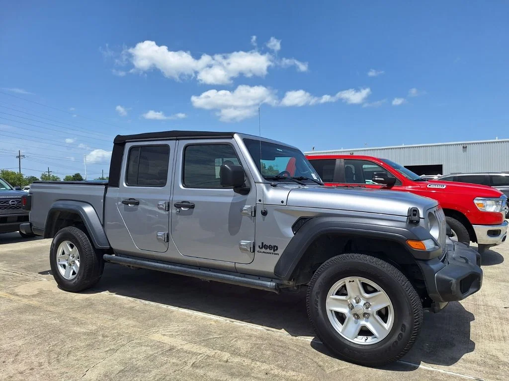 Used 2020 Silver Jeep Sport image 3