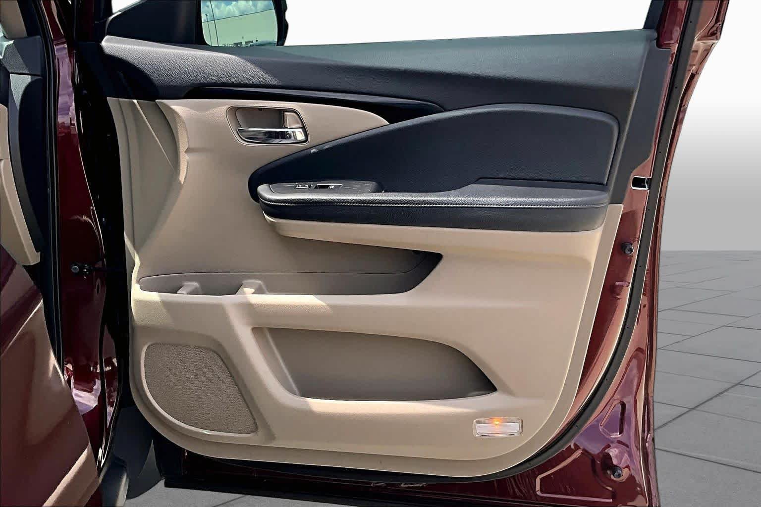 Used 2018 Deep Scarlet Pearl Honda Touring image 21