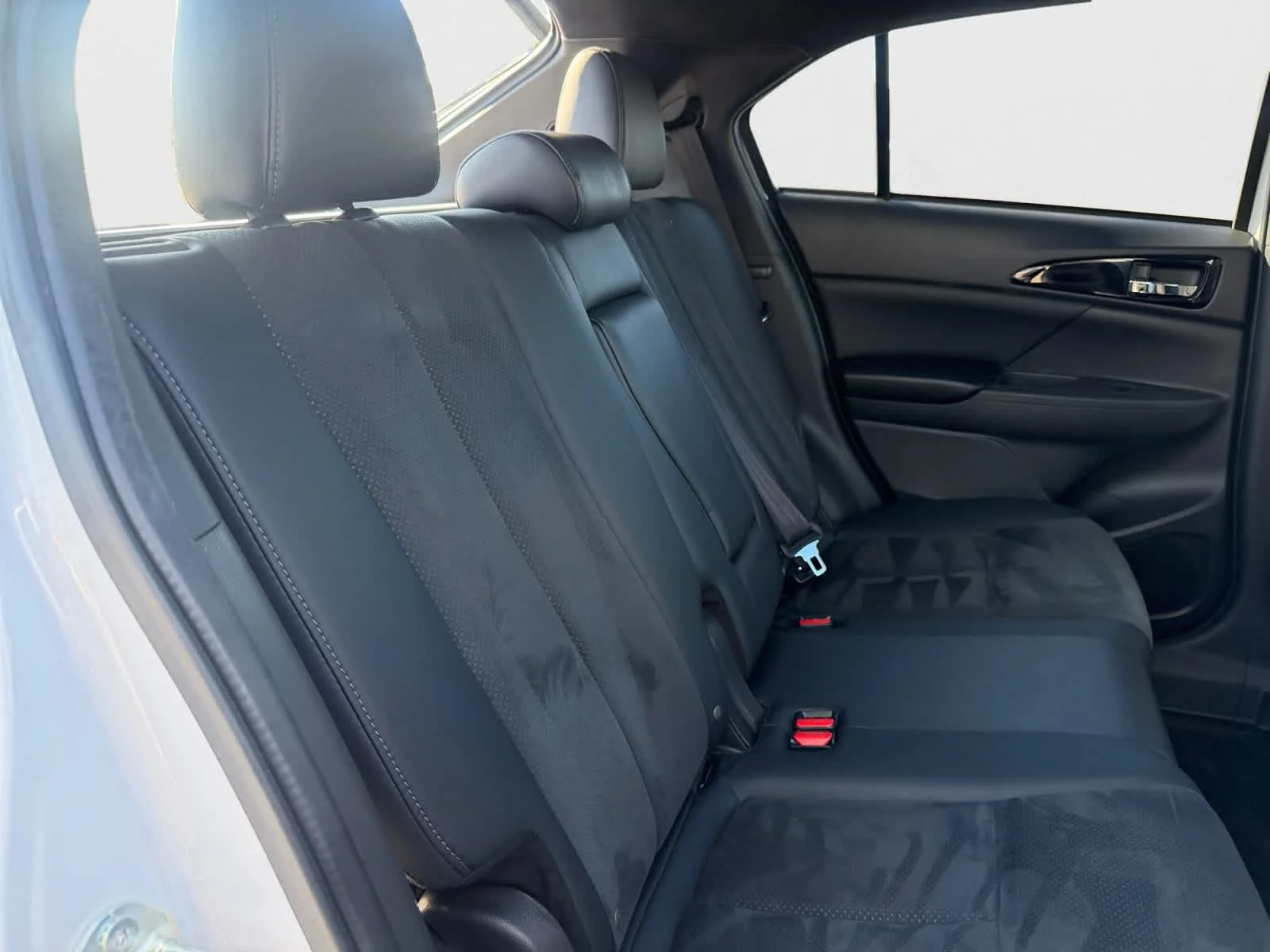 Used 2025 White Diamond Mitsubishi Black Edition image 20