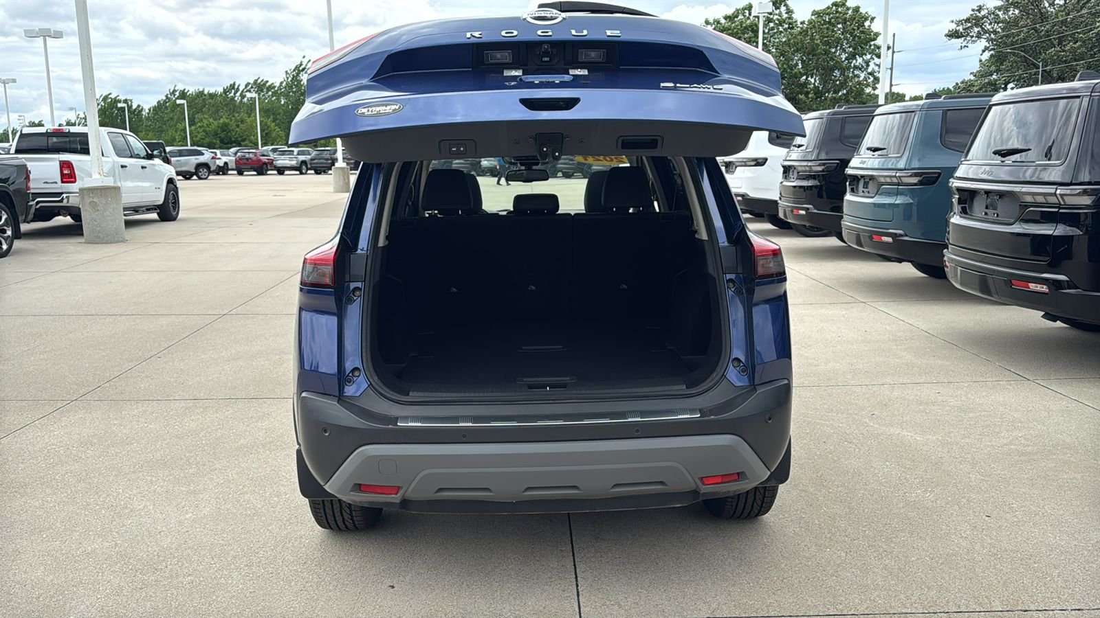 Used 2021 Blue Nissan SL image 12