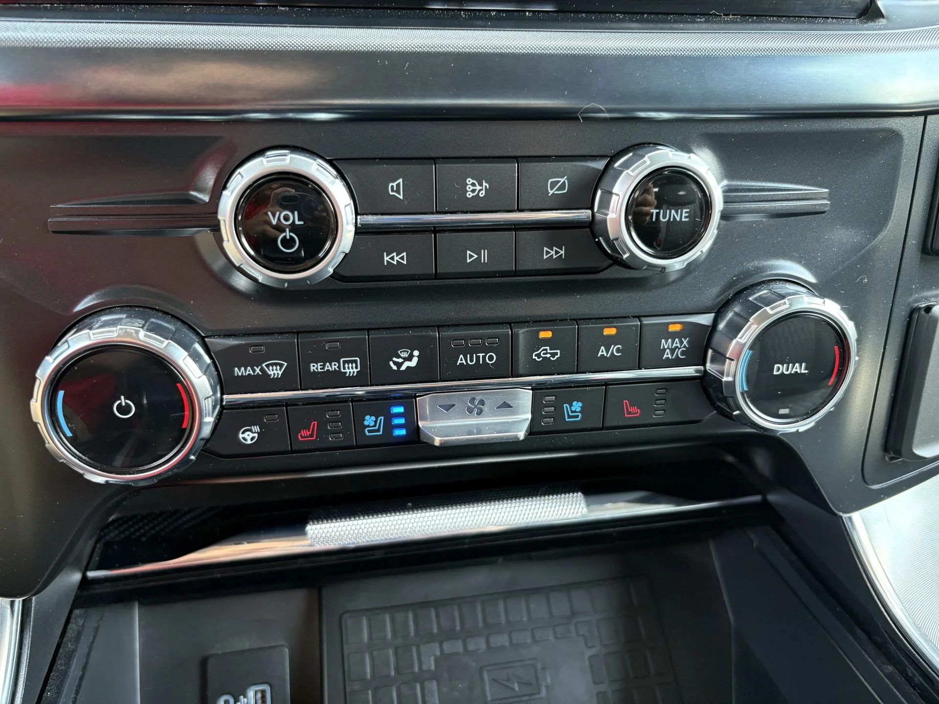 Used 2022 Silver Metallic Ford Limited image 5