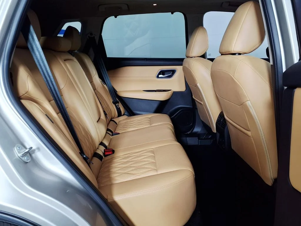 Used 2023 Gold Nissan Platinum image 10