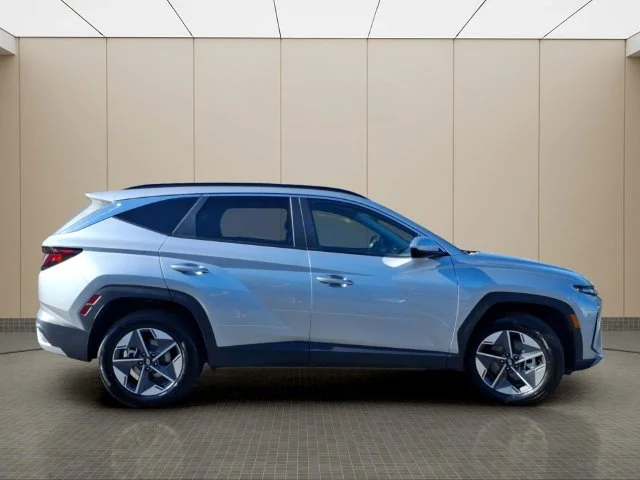 Used 2025 Silver Hyundai SEL image 7