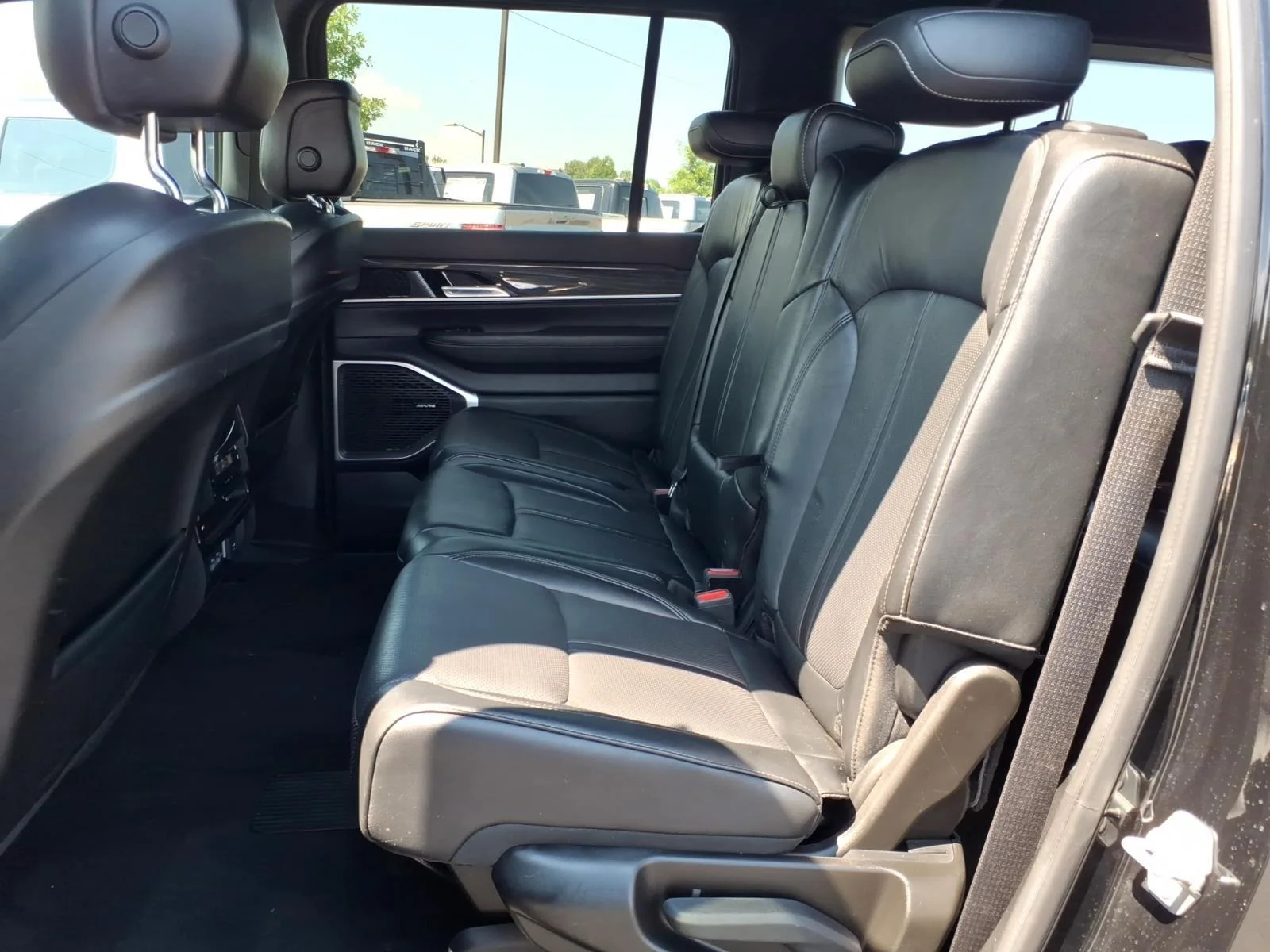 Used 2022 Diamond Black Crystal Pearlcoat Jeep Series III image 21
