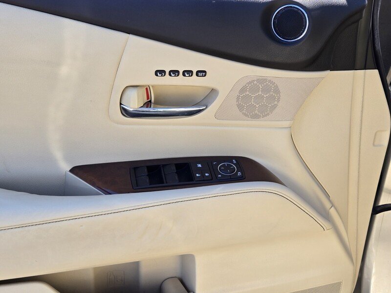 Used 2013 Cashmere Metallic LEXUS AWD 4DR image 17