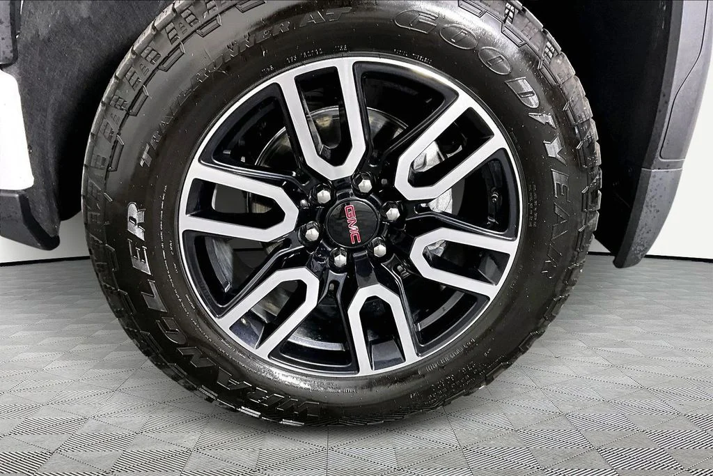 Used 2026 White GMC AT4 image 33