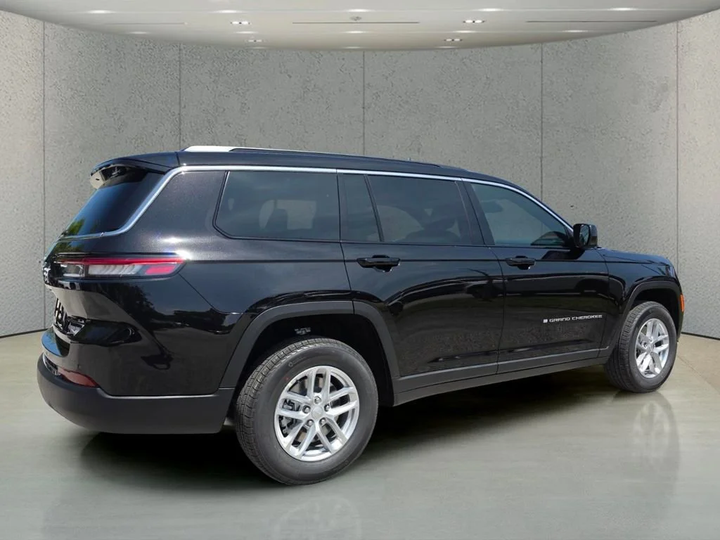 New 2026 Diamond Black Crystal Pearl-Coat Exterior Paint Jeep Laredo X image 4