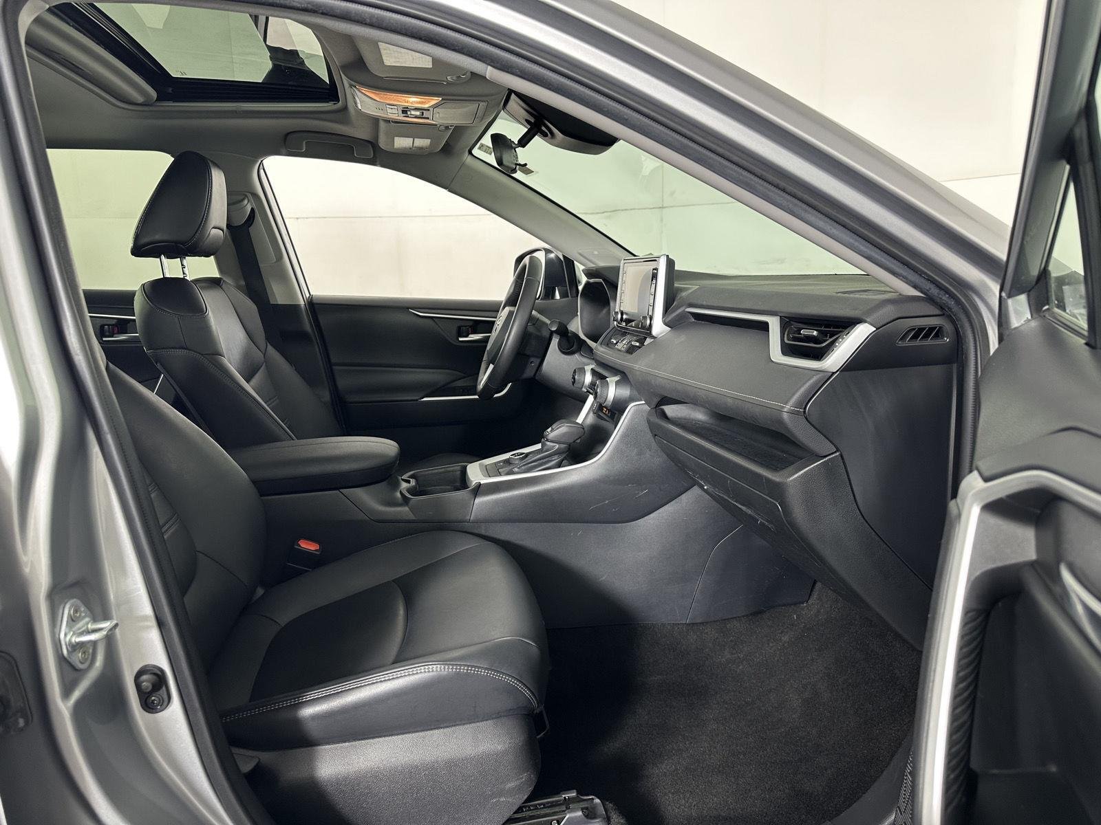 Used 2021 Silver Sky Metallic Toyota XLE Premium image 16