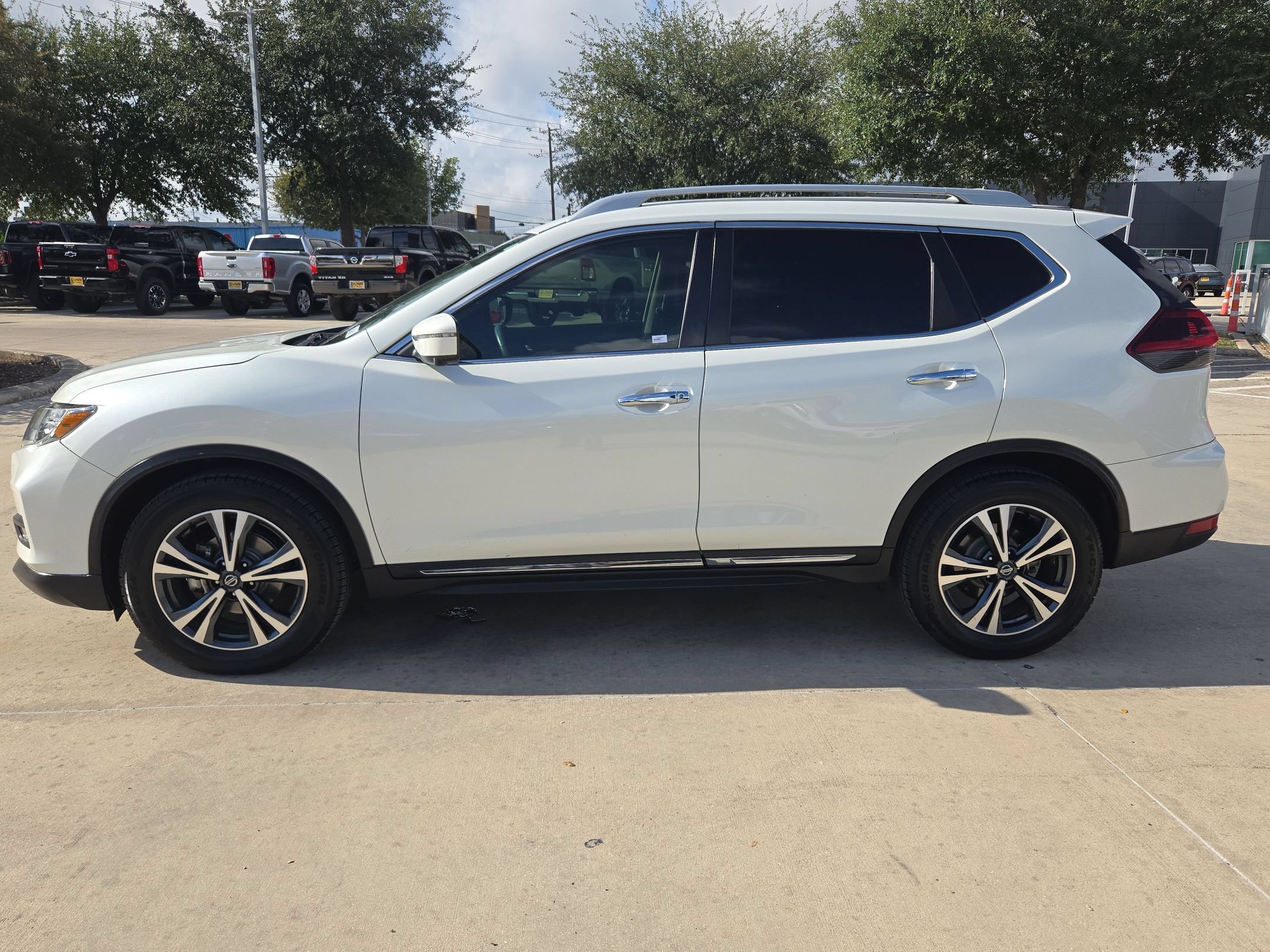 Used 2018 Pearl White Nissan SL image 6