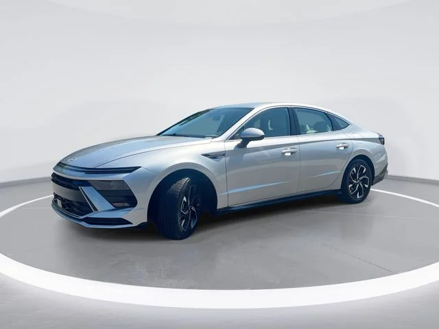 Used 2025 Silver Hyundai SEL image 1