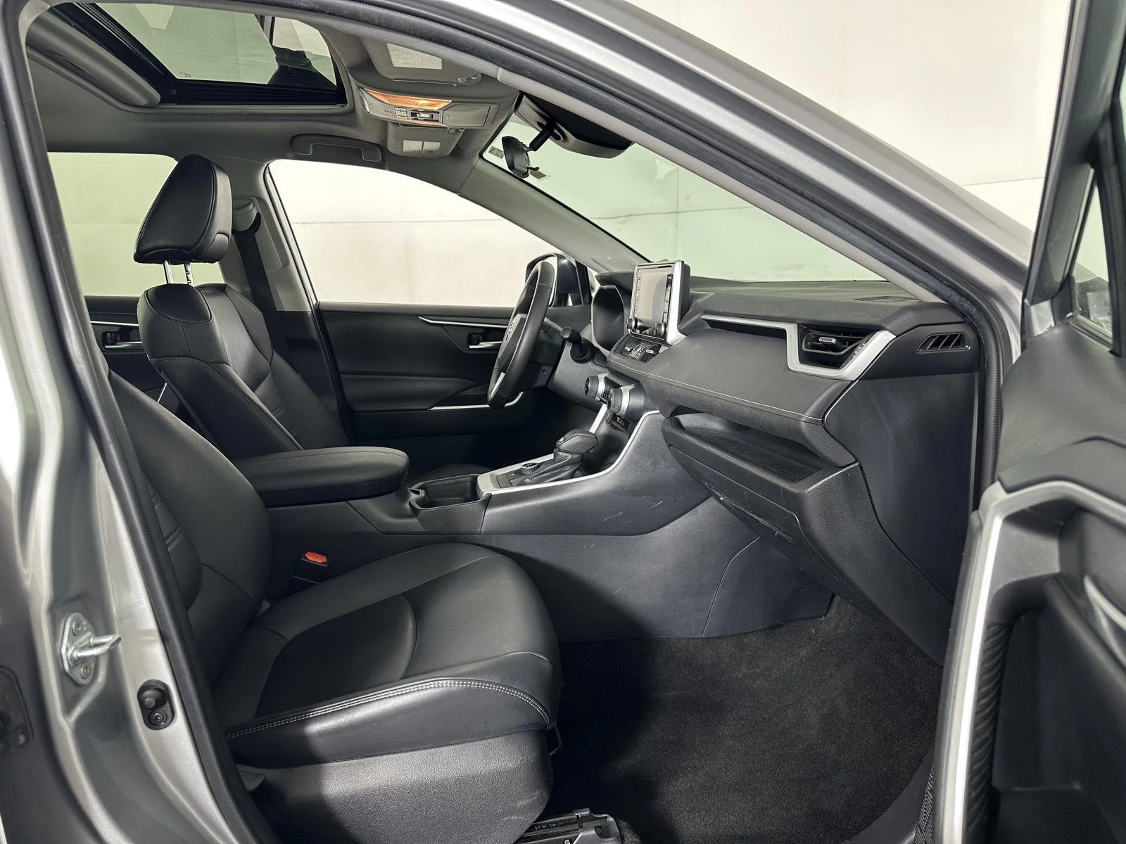 Used 2021 Silver Sky Metallic Toyota XLE Premium image 16
