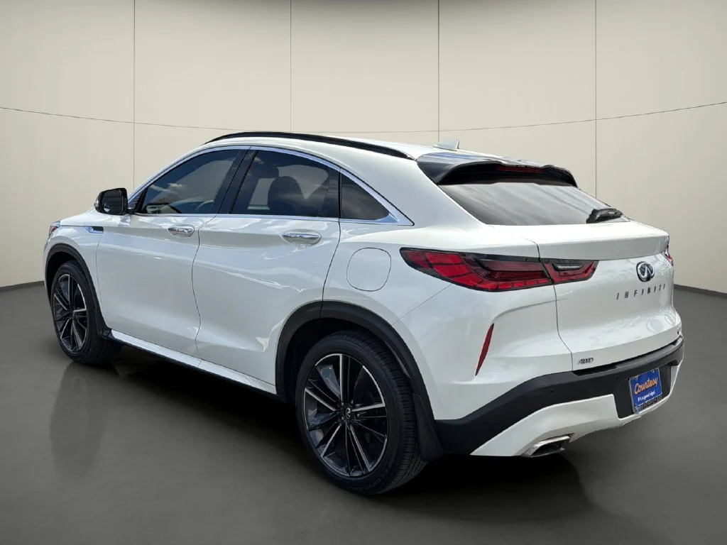 Used 2023 White INFINITI LUXE image 5