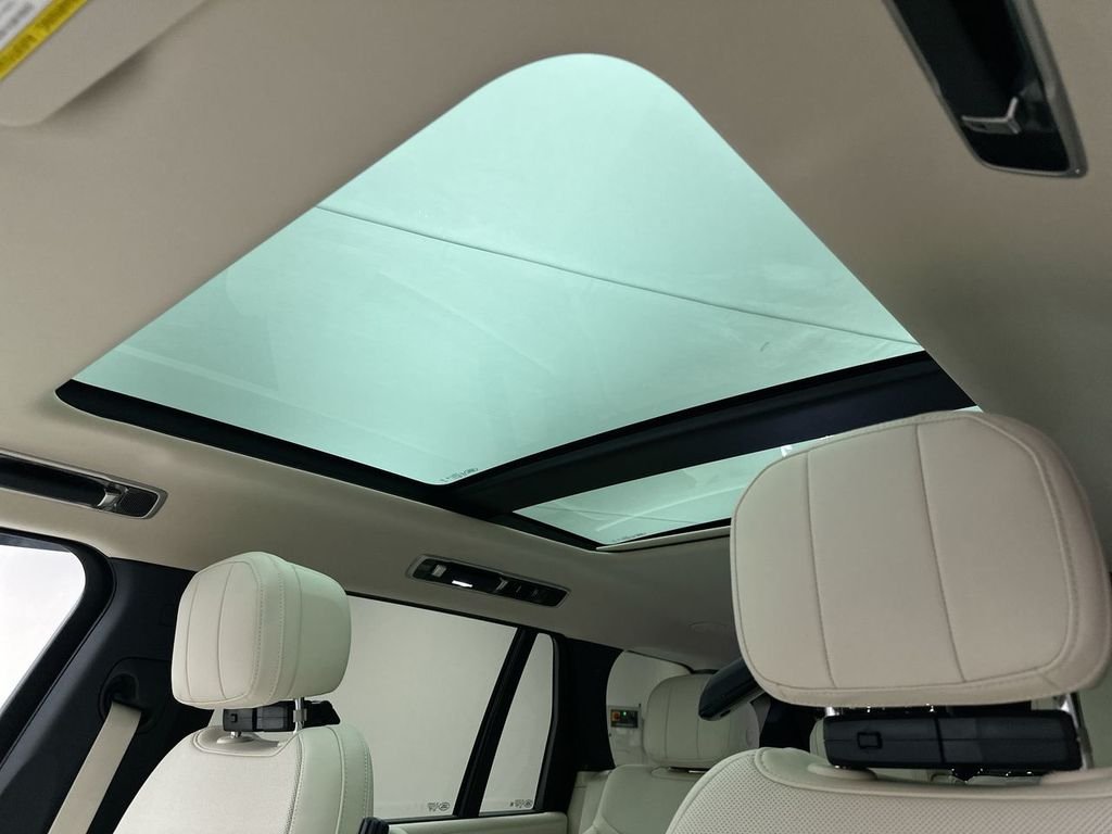 New 2027 Santorini Black Land Rover SE image 11