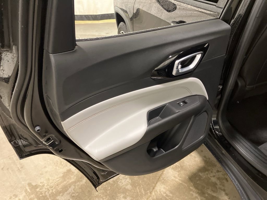 New 2026 Diamond Black Crystal Pearl-Coat Exterior Paint Jeep Limited image 9