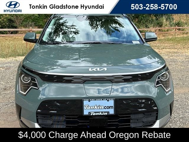 Used 2023 Cityscape Green Kia Wind image 3