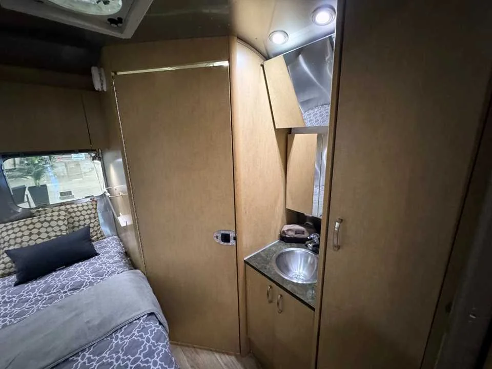 Used 2014 SILVER AIRSTREAM  image 20