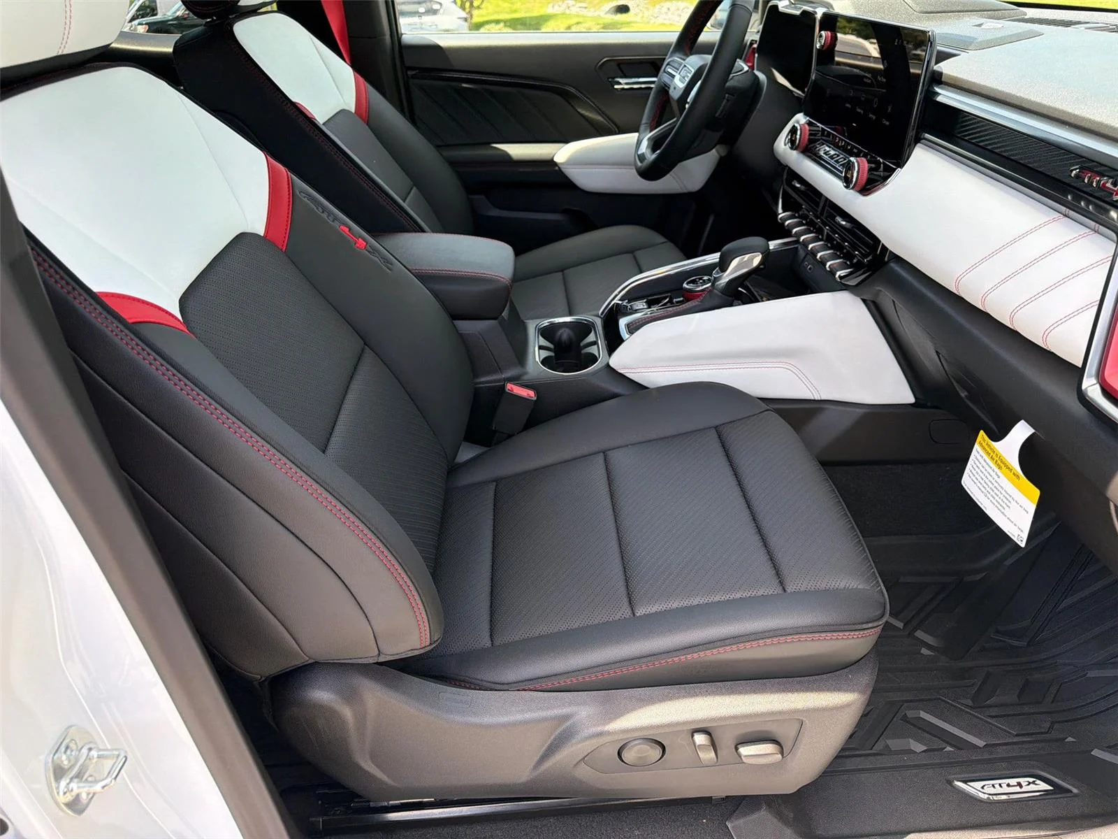 2026 GMC Canyon AT4X - Photo 10