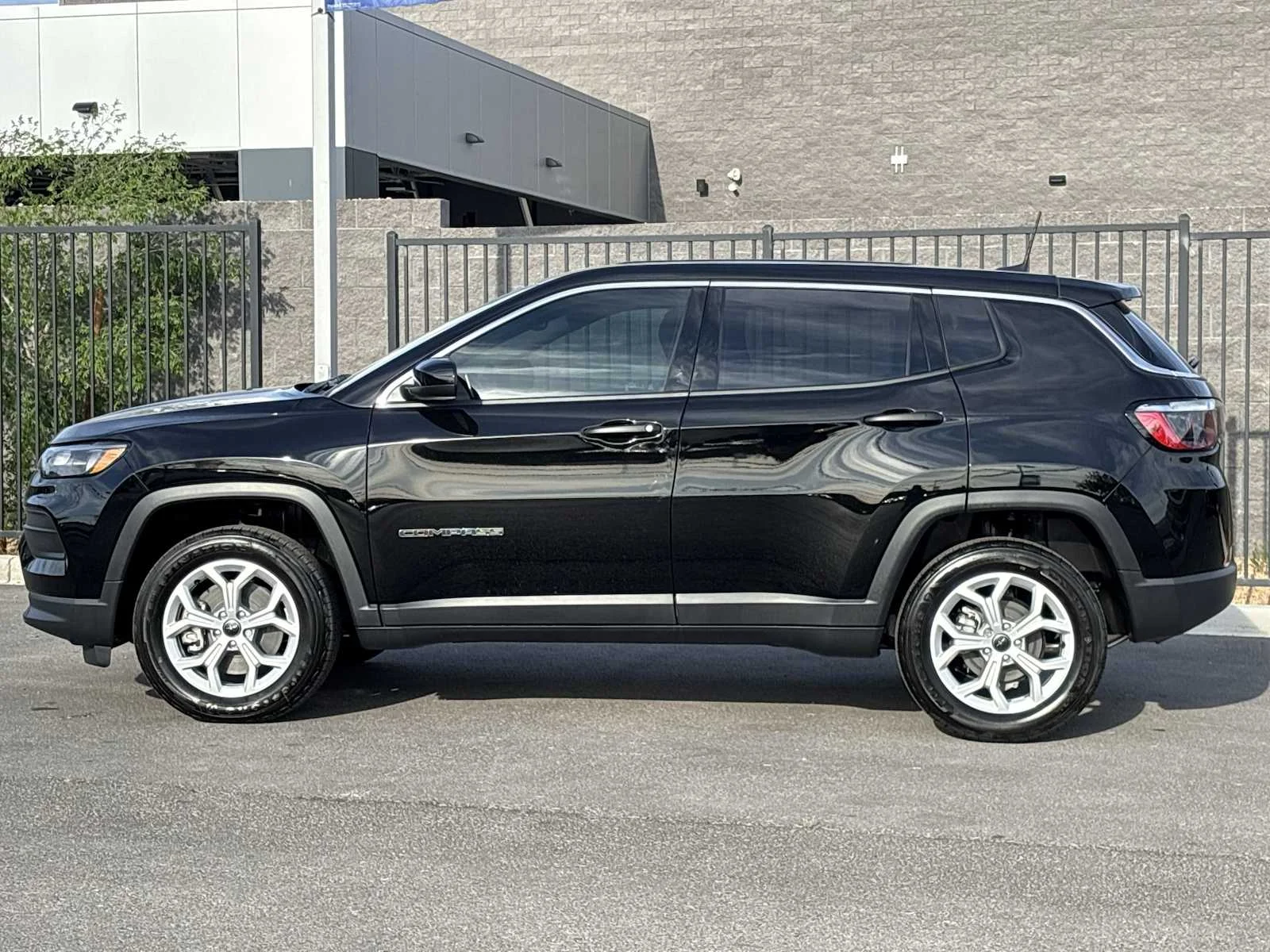 Used 2025 Diamond Black Crystal Pearlcoat Jeep Sport image 6