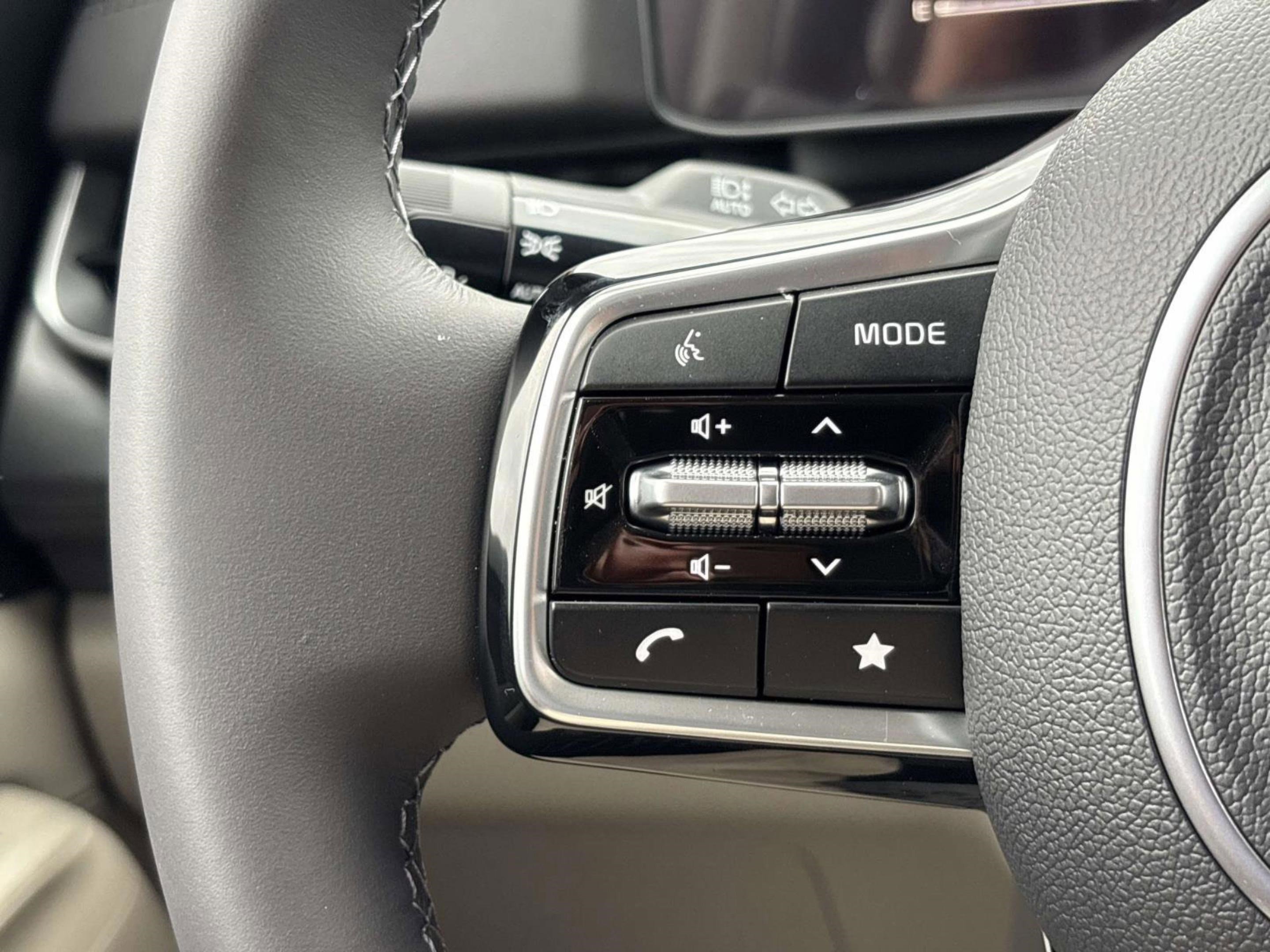 New 2026 Snow White Pearl Kia LXS image 23