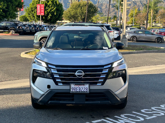 Used 2024 Silver Nissan S image 3