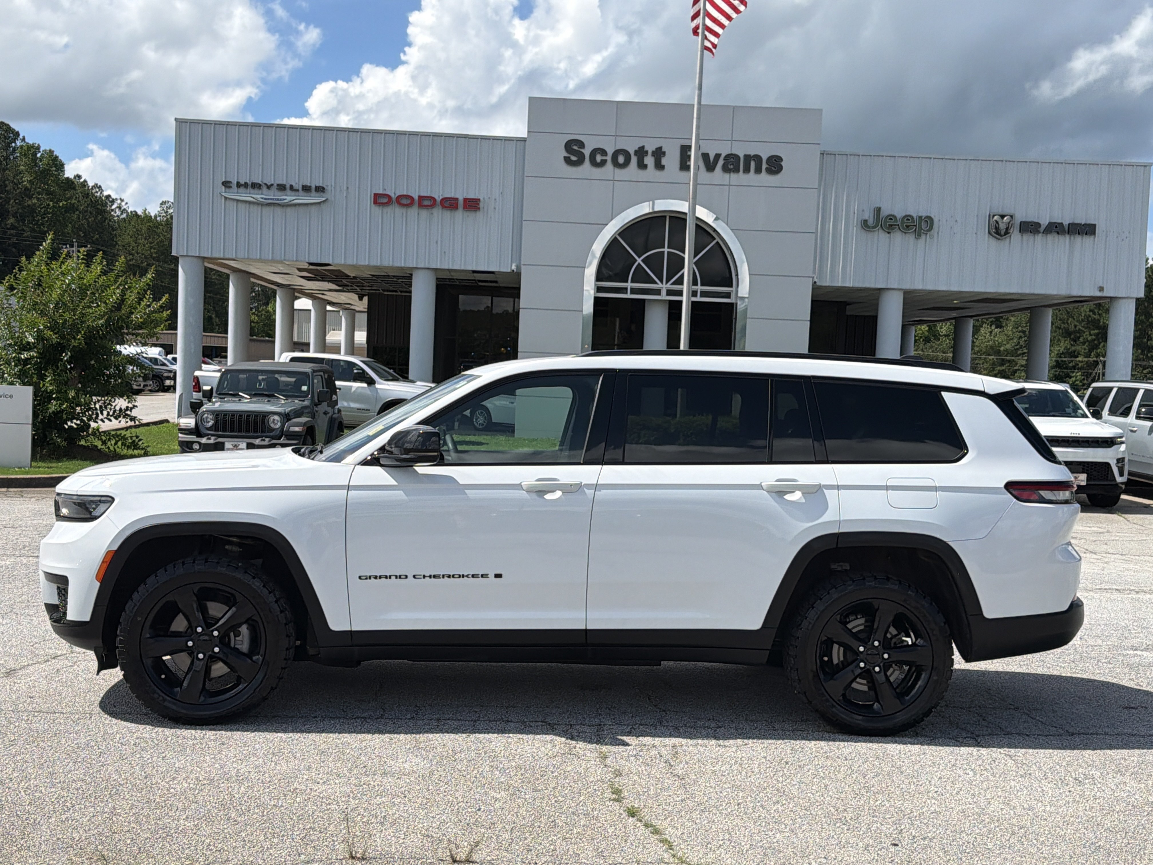 Used 2023 Bright White Clearcoat Jeep Altitude image 7
