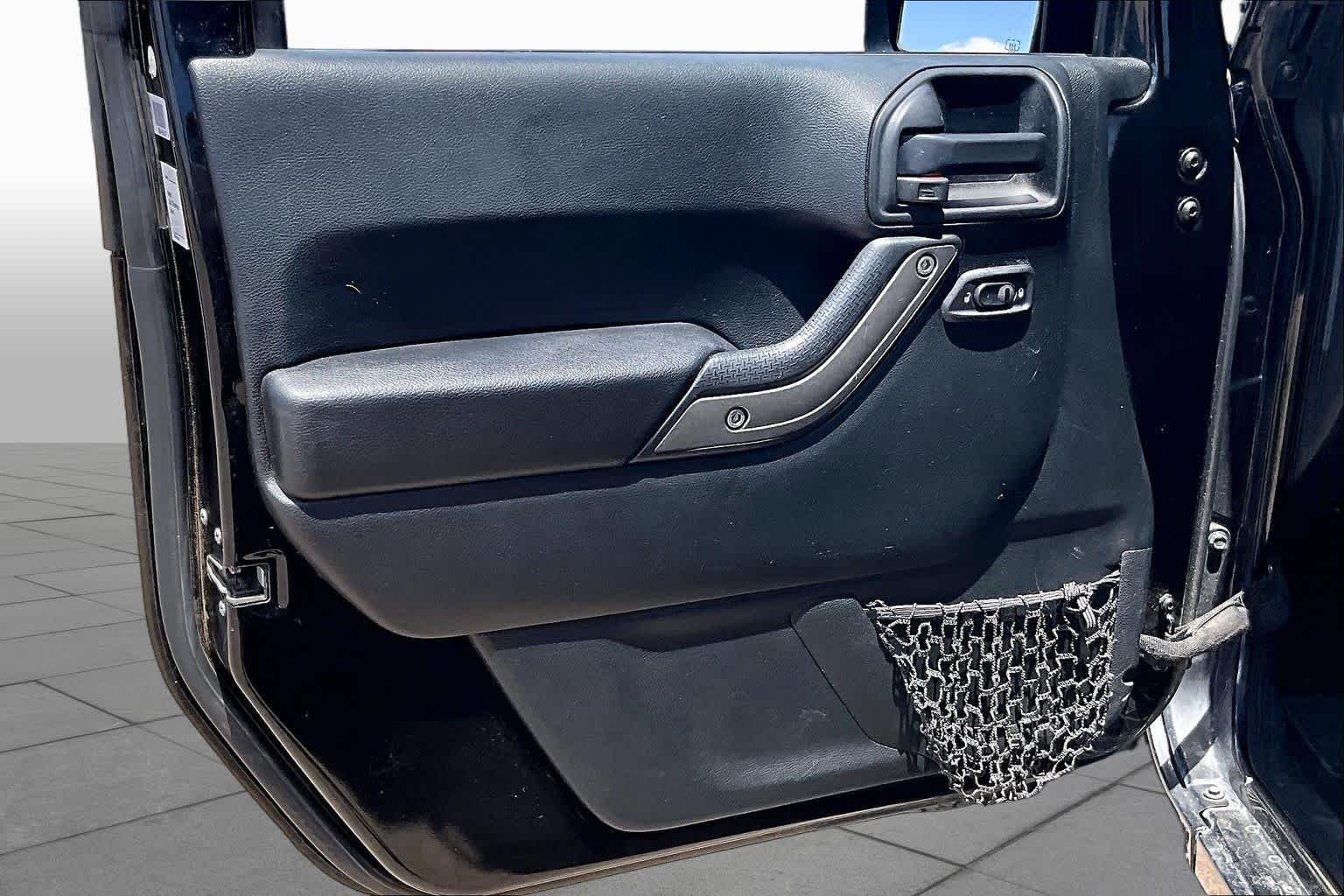 Used 2018 Black Clearcoat Jeep Sport S image 18