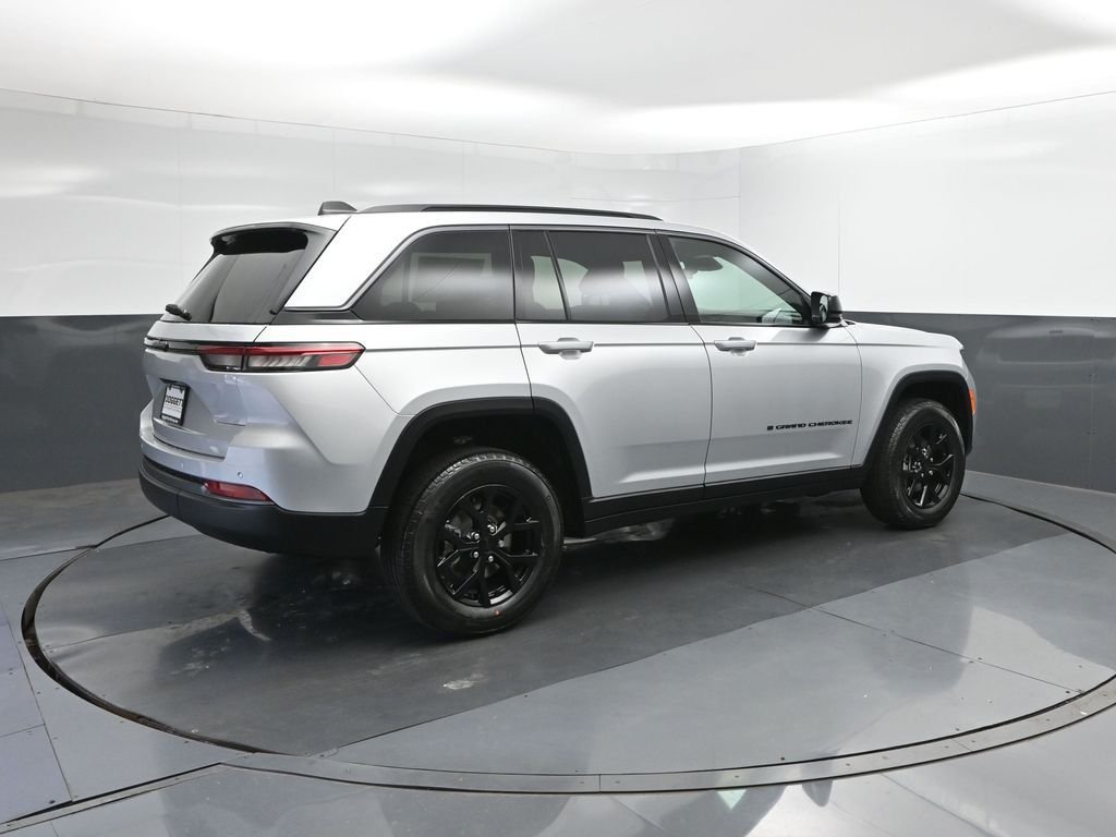New 2026 Silver Zynith Exterior Paint Jeep Altitude image 15