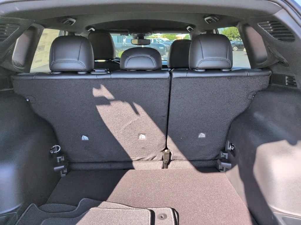 New 2026 Bright White Clearcoat Jeep Latitude image 10