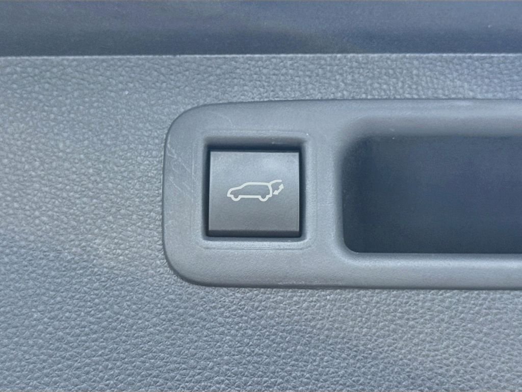 Used 2022 Silver Toyota XLE image 40