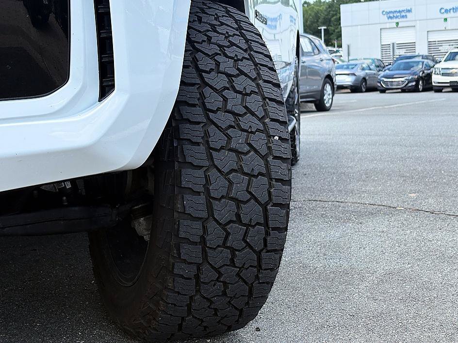 Used 2021 Summit White Chevrolet Z71 image 30