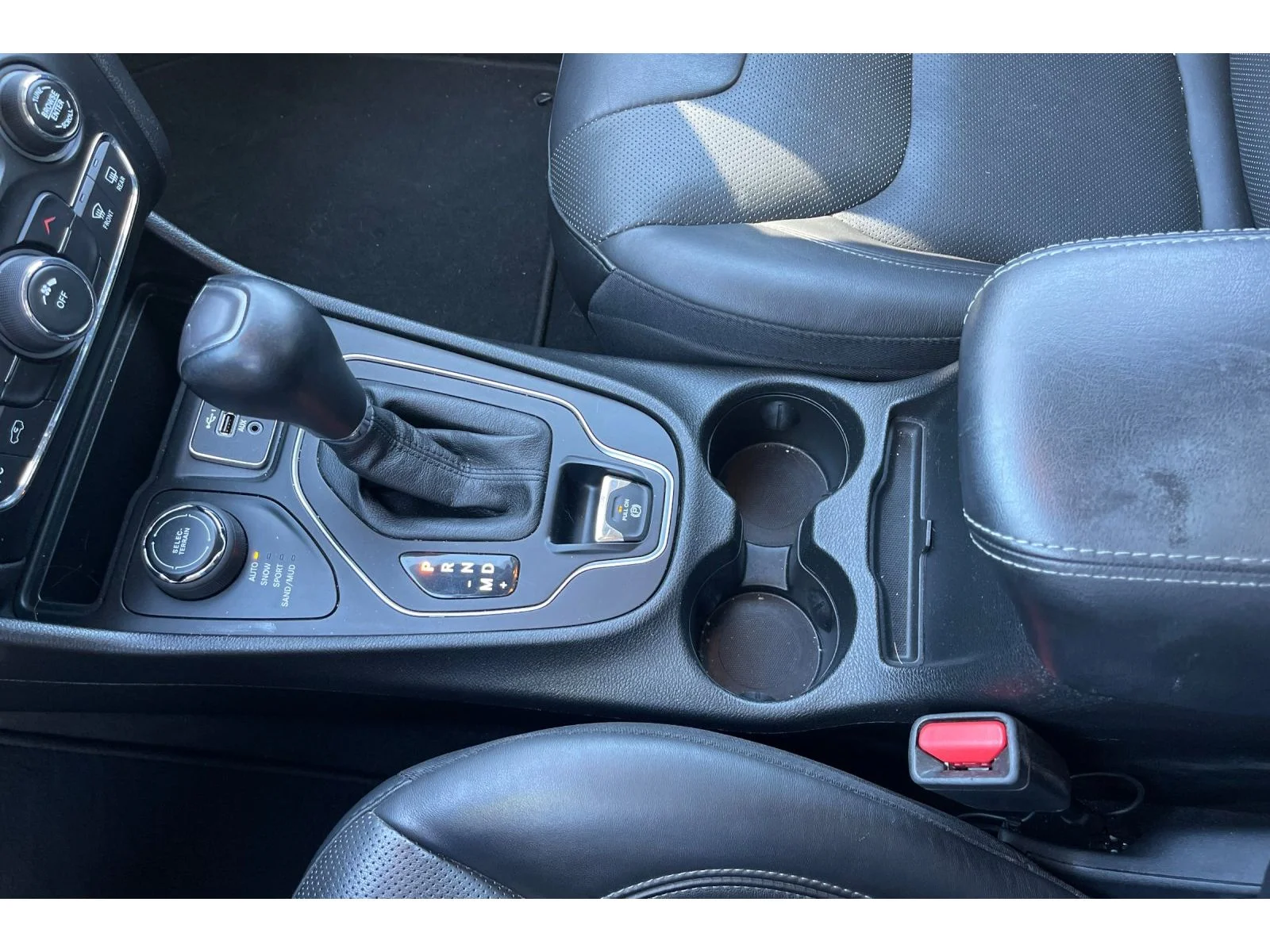 Used 2021 Diamond Black Crystal Pearlcoat Jeep Latitude Lux image 32