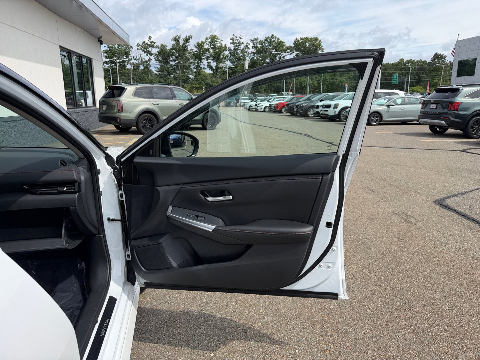 Used 2024 Aspen White Tricoat/Super Black Nissan SR image 29
