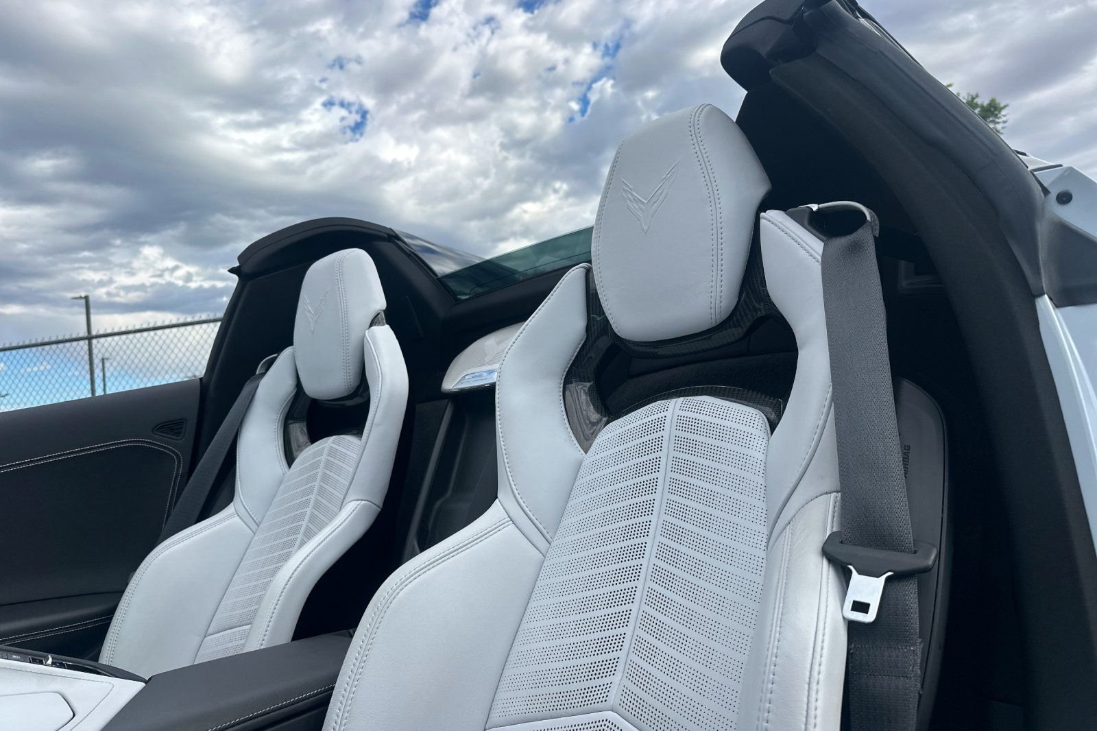 Used 2022 White Chevrolet Stingray image 13