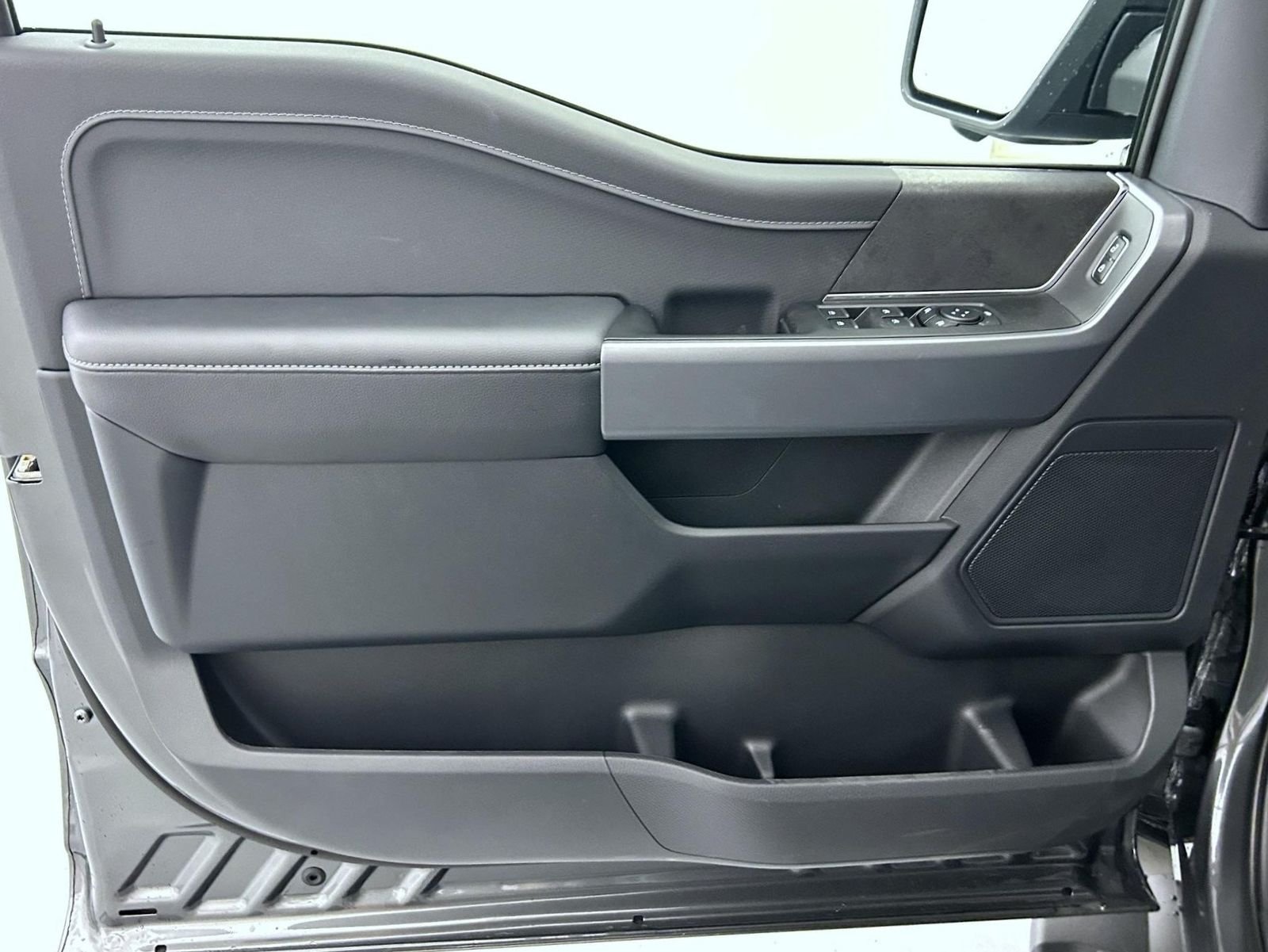 New 2026 Carbonized Gray Metallic Ford XLT image 9