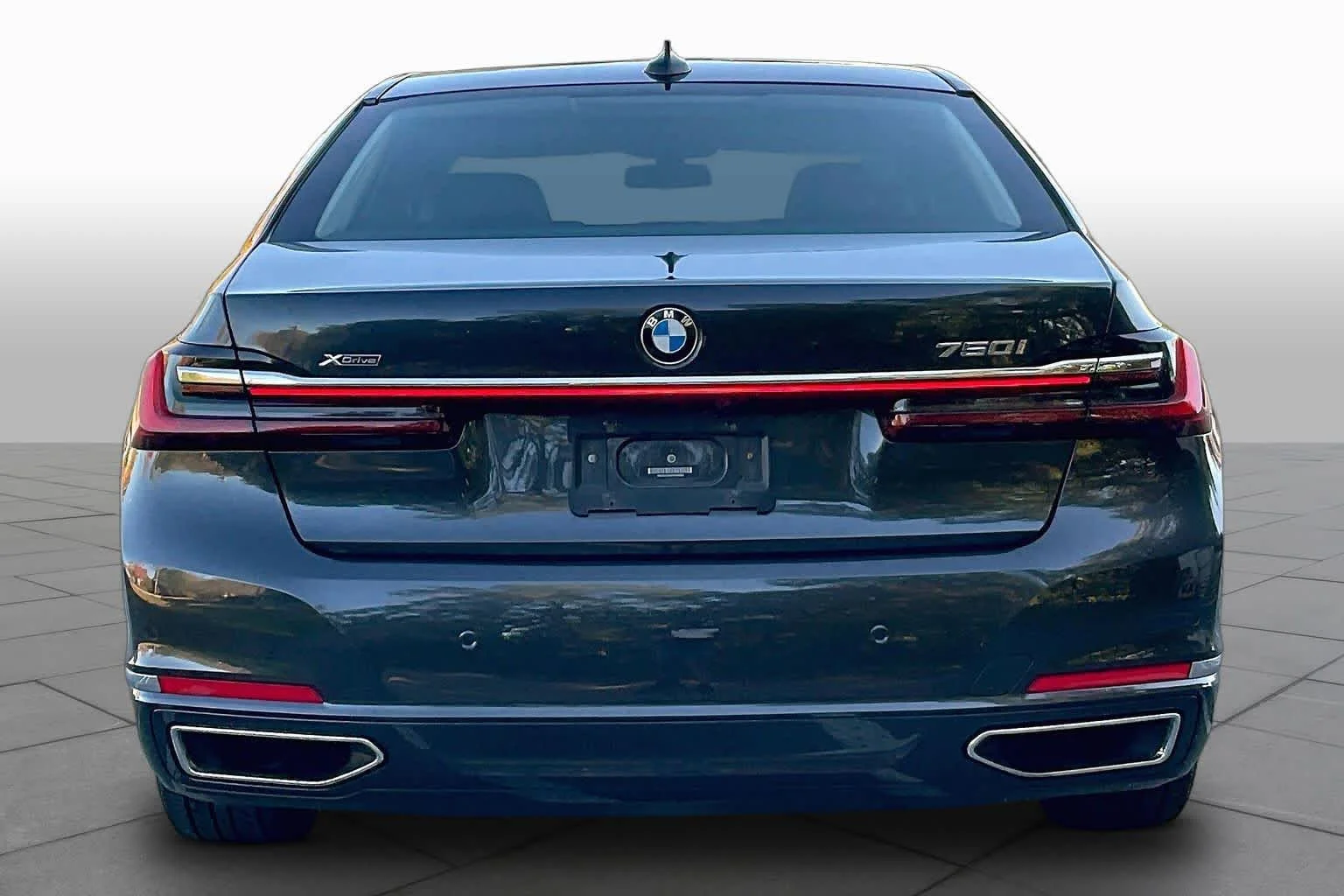 Used 2022 Dark Graphite Metallic BMW 750i xDrive image 4