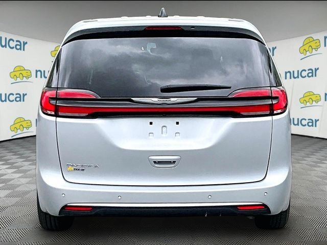 Used 2023 Silver Chrysler Touring L image 4