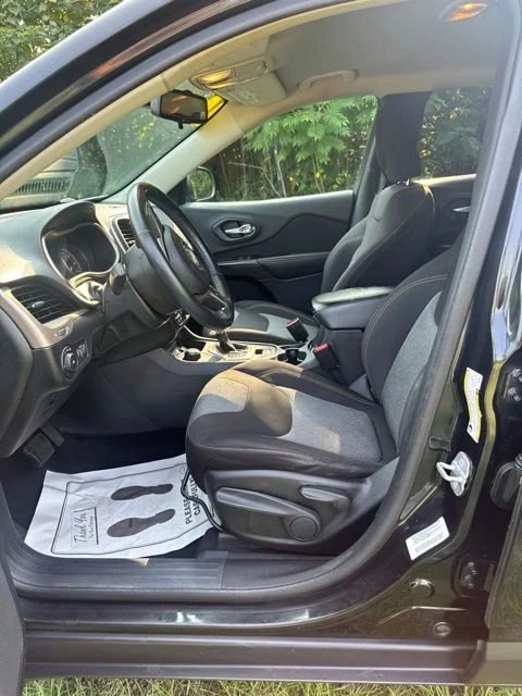 Used 2014 Black Jeep Latitude image 16