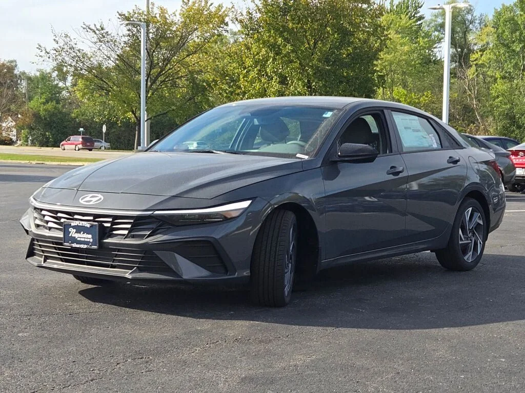 Used 2025 Gray Hyundai SEL Sport image 5