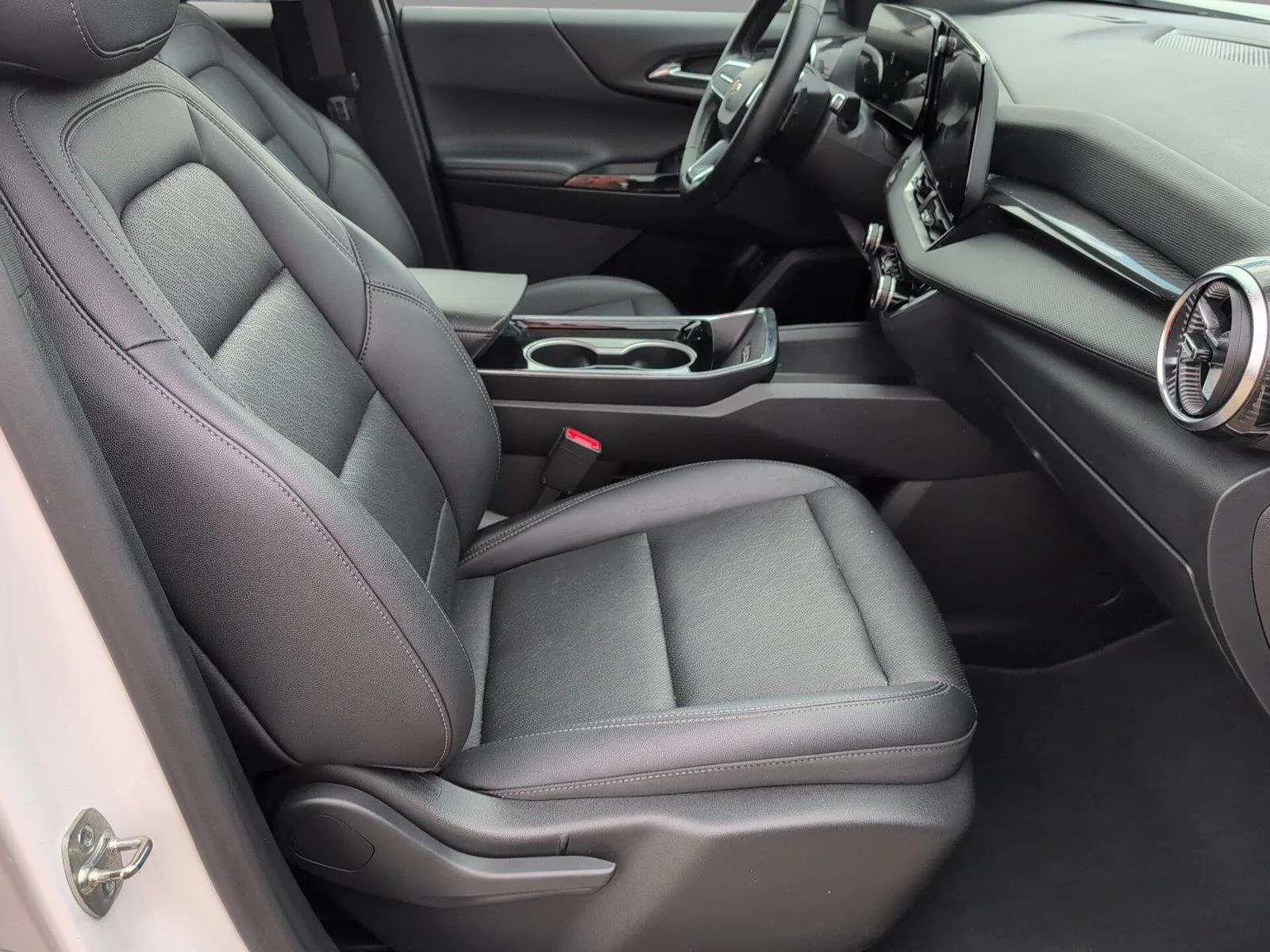 Used 2025 Summit White Chevrolet LT image 39