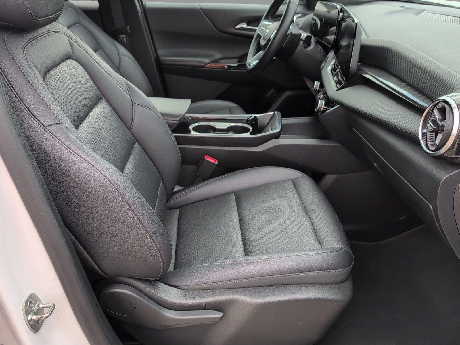 Used 2025 Summit White Chevrolet LT image 39